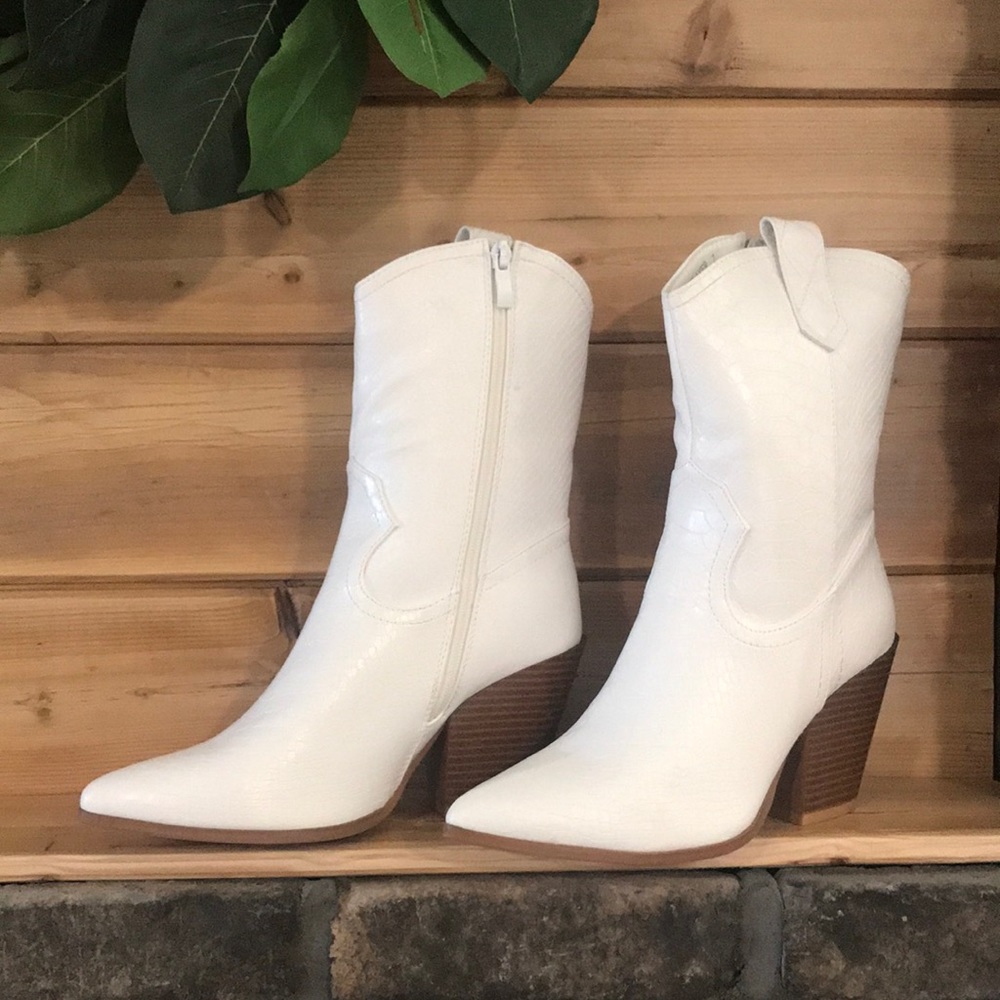 Mata Cosmic “Slayer” Cowgirl Boots White Embossed Snake Mid Calf 7